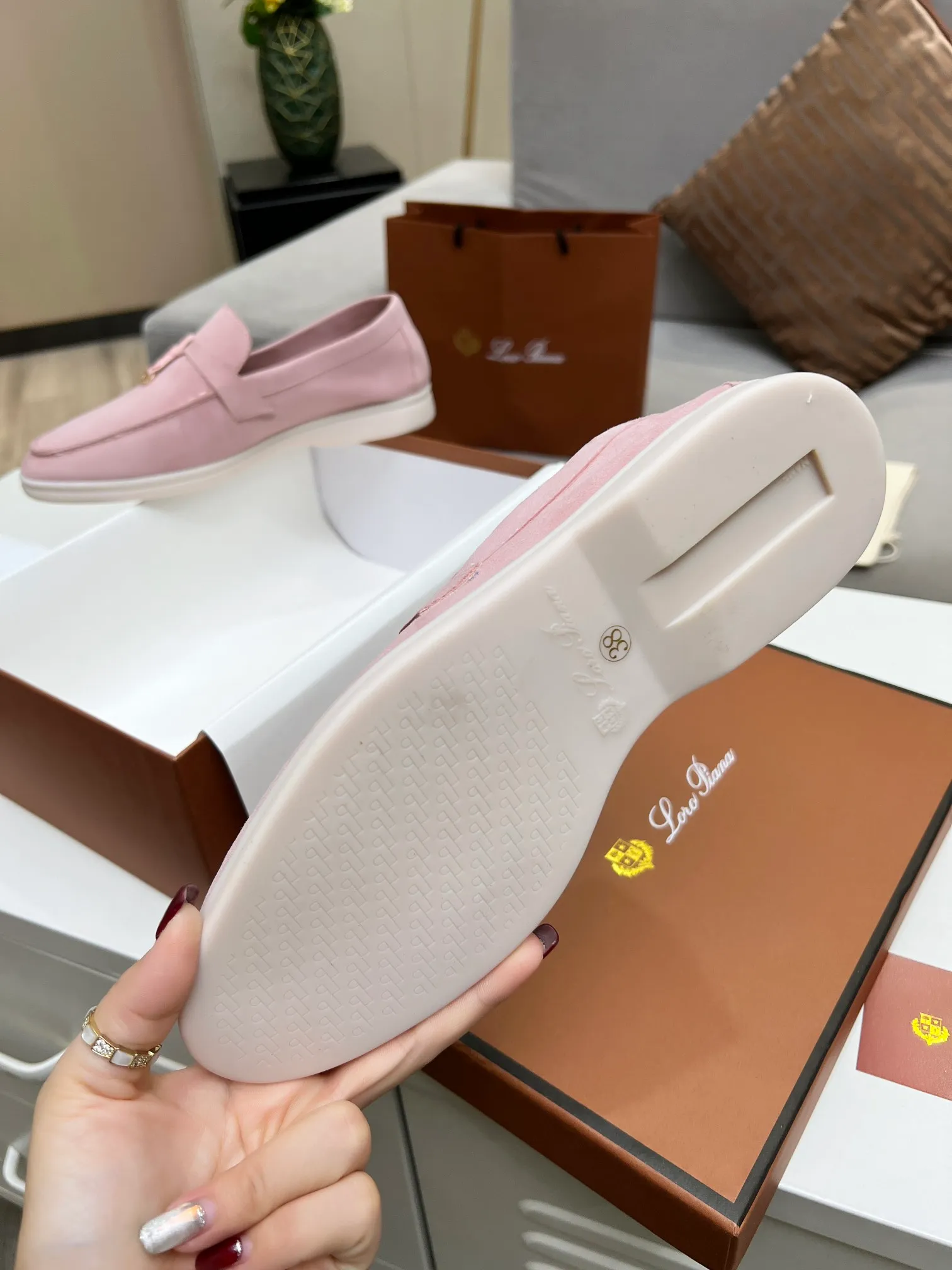 👟👟Ex-factory price 480👟👟 【Loro Piana】Italian top cashmere is fashionable and classic, and the leather is also practical and still of the highest quality on the Internet. Developed from the original board, the upper is made of Yangjing silk and is smooth. Leather lining, wear-resistant high-elastic beef tendon bottom. Size: 35-42, (men’s +10)